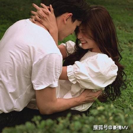 被弃养的狗狗宁愿受冻，也不进好心人搭的狗窝，因为看不到主人